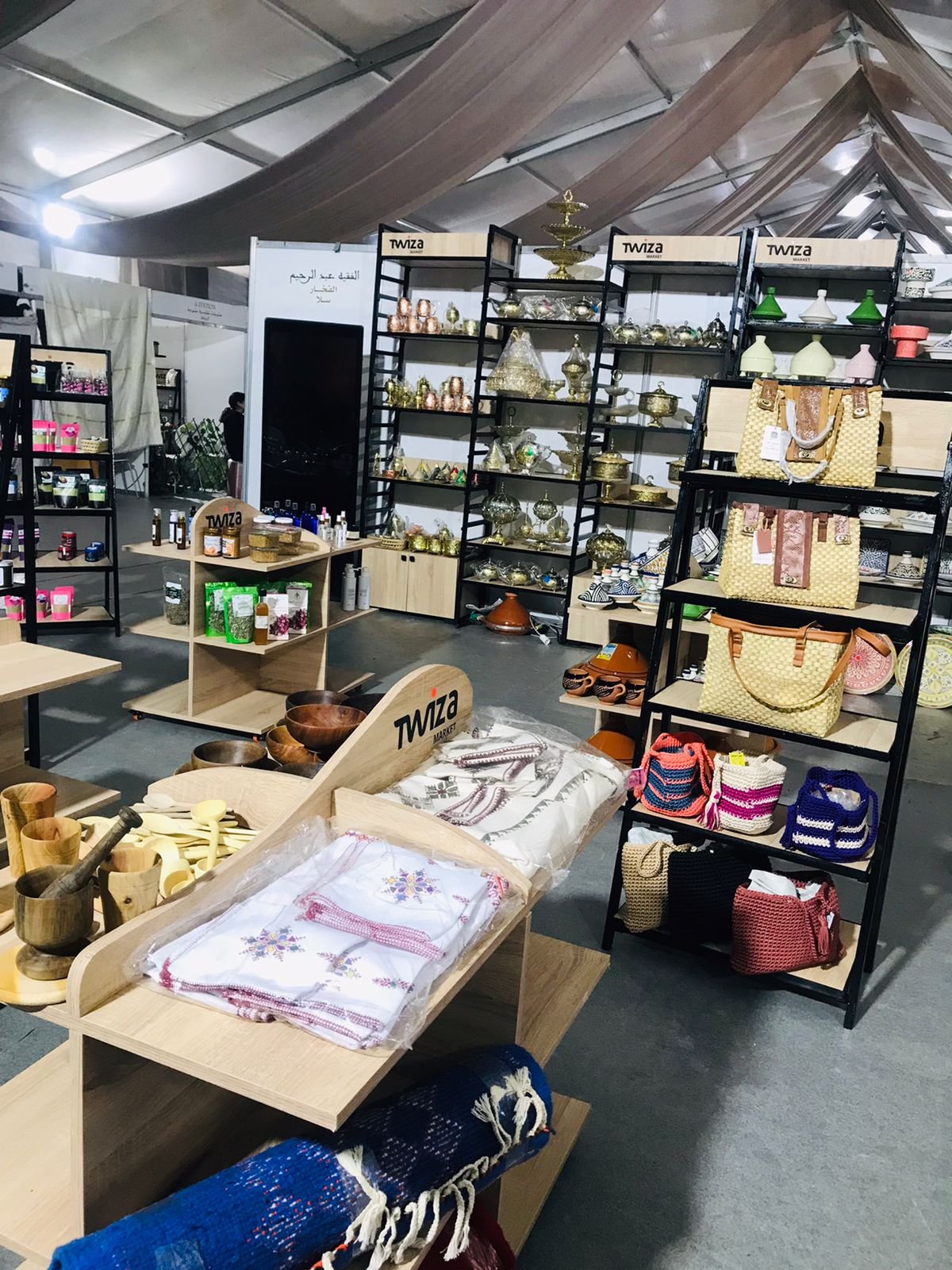 حرفيات يحضرن المنتجات التقليدية